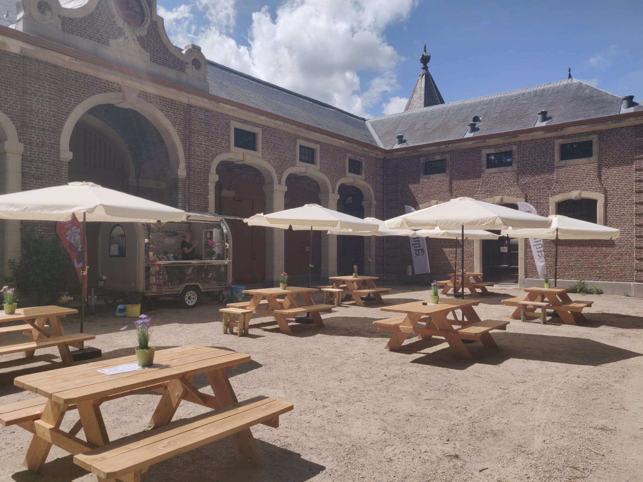 Pop-up zomerbar aan kasteel van Poeke