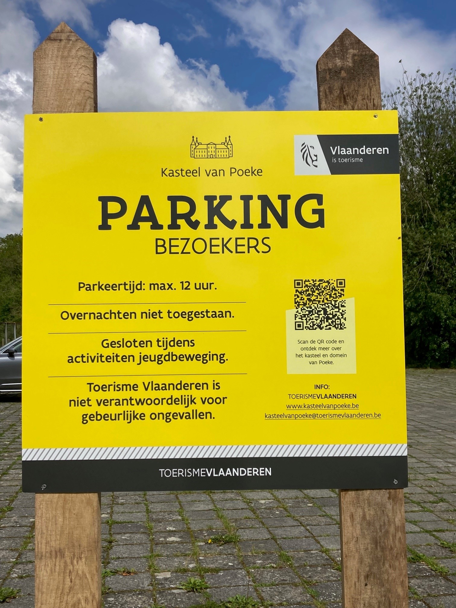 Infobord aan de parking van het Kasteel van Poeke